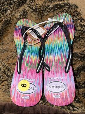 Ladies Havaianas Multicolor Pattern Flip Flops with Black Straps 9/10 NWT